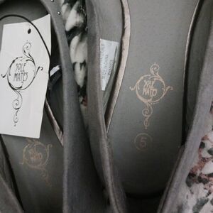 Sole Mates Women's Gray Flats